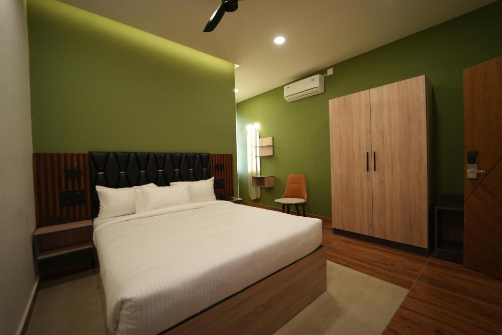 Postel nebo postele na pokoji v ubytování THE CONTINENTAL INN & SUITES