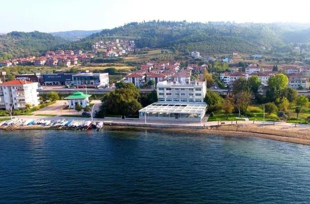una vista aérea de una ciudad junto a un cuerpo de agua en Karamürsel Mohti Otel Fitness Organizasyon en Karamürsel