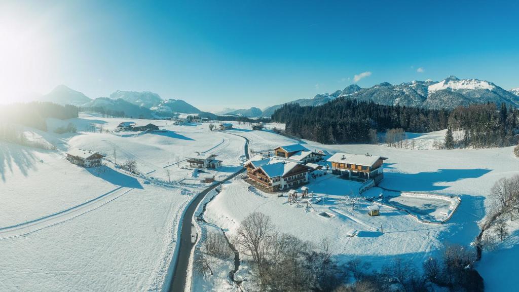una vista aérea de una estación de esquí en la nieve en Feriengut Unterhochstätt, en Schwendt