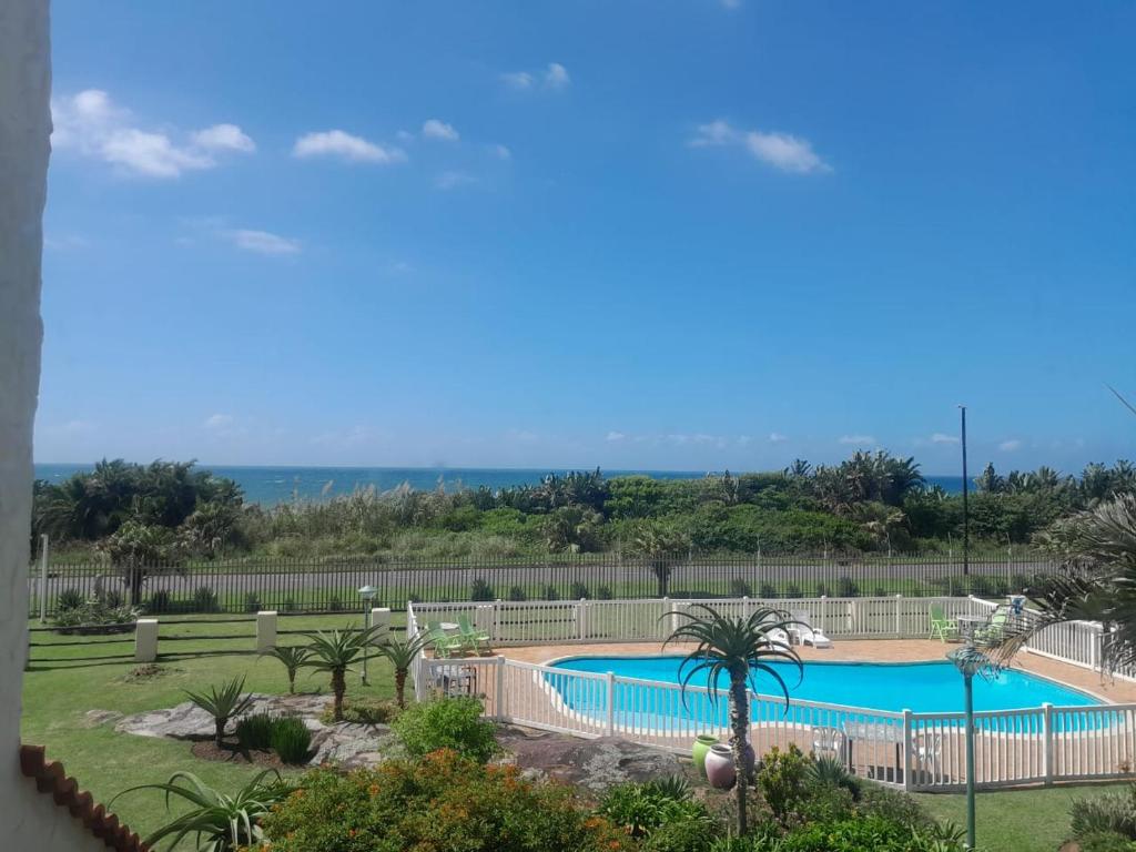 - une vue sur la piscine d'un complexe dans l'établissement La Corsica 9, à Margate
