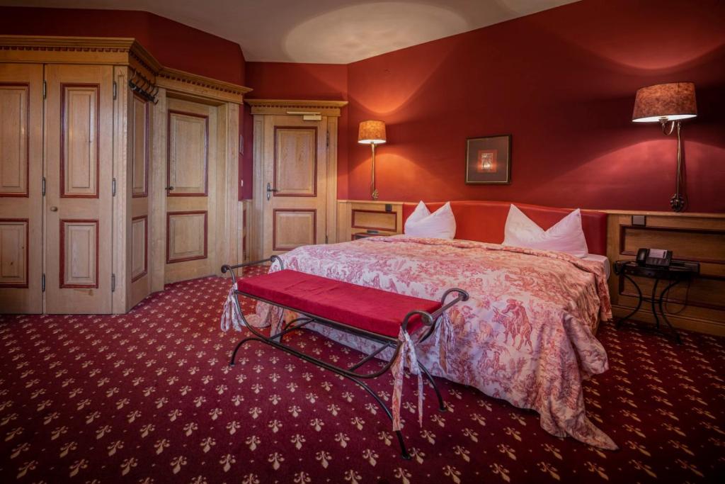 Postel nebo postele na pokoji v ubytování Burg Rabenstein