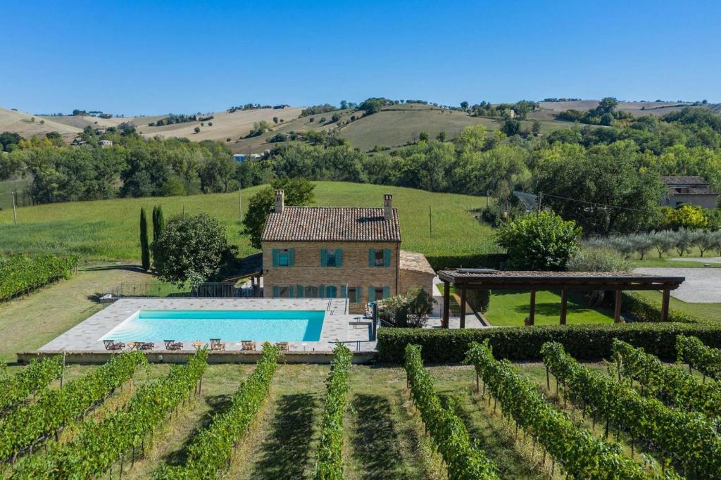 莫利亞諾的住宿－Casale Vigneto 6，享有葡萄园内房屋的空中景致,设有游泳池