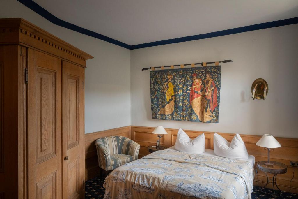Postel nebo postele na pokoji v ubytování Burg Rabenstein