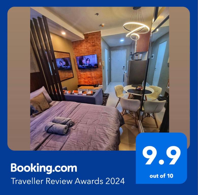 タガイタイにあるLuxurious Romantic Getaway in a stylish Condoのベッドとダイニングルームが備わるホテルルームです。