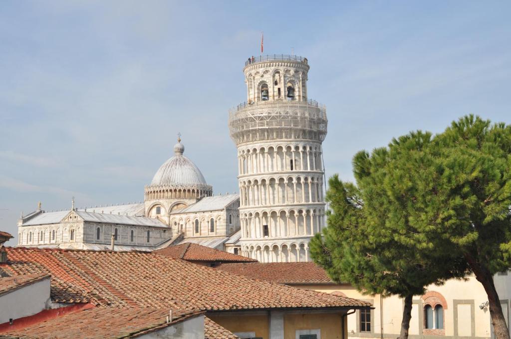 a view of the leaning tower of cathedral at Hotel Villa Kinzica in Pisa