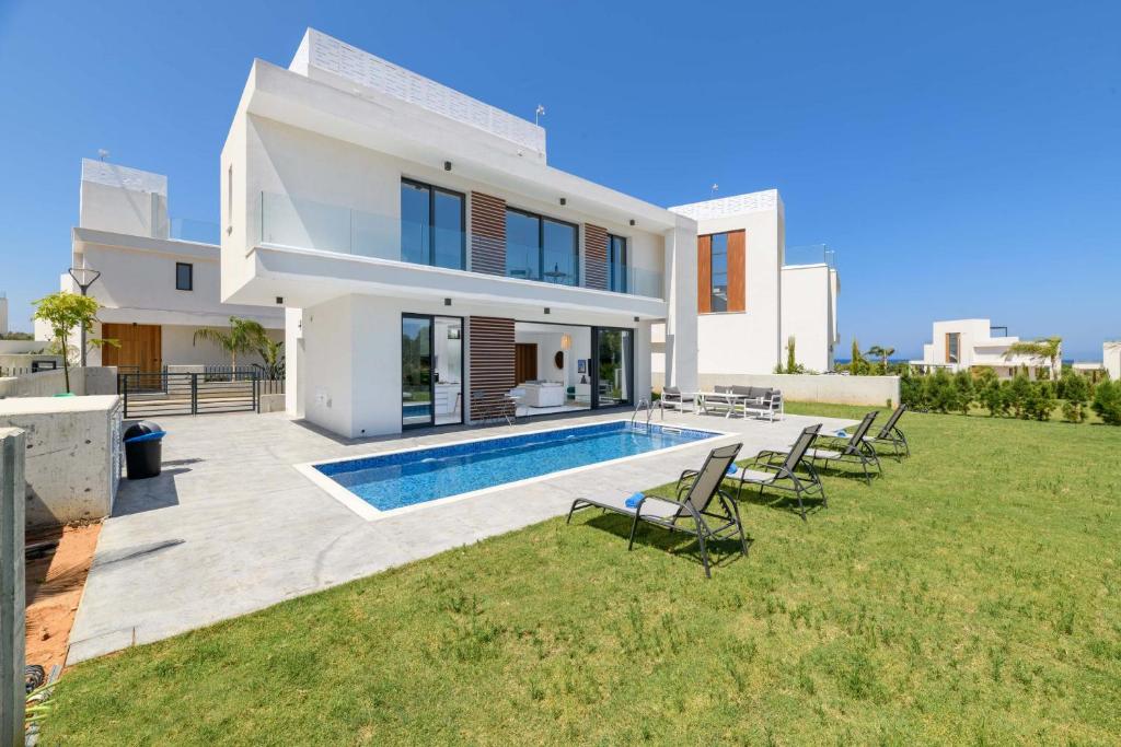 Bazen u ili blizu objekta By The Beach - White Coral Villa