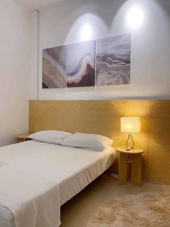 Postel nebo postele na pokoji v ubytování Hinggap Cendana
