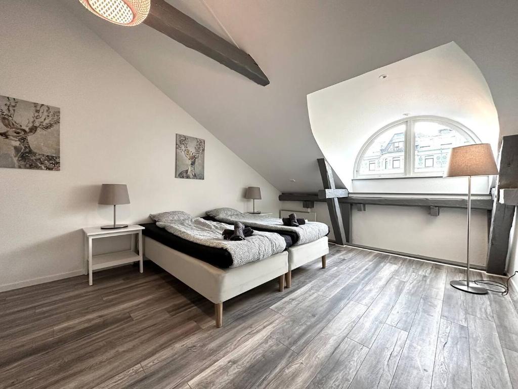 - une chambre avec un lit et une grande fenêtre dans l'établissement Penthouse In Vasastaden, à Göteborg