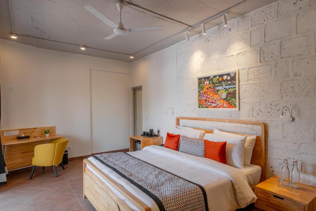 Postel nebo postele na pokoji v ubytování Bedzzz Xclusiv Morjim, Goa By Leisure Hotels
