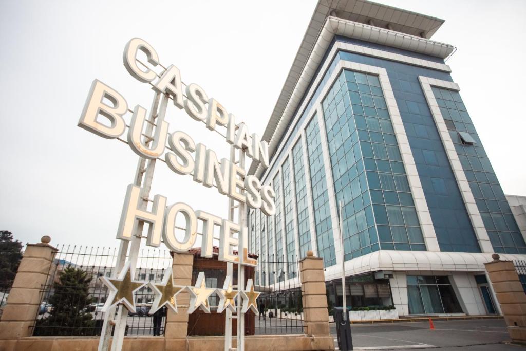 una señal de hotel frente a un edificio en CASPIAN BUSINESS HOTEL, en Baku
