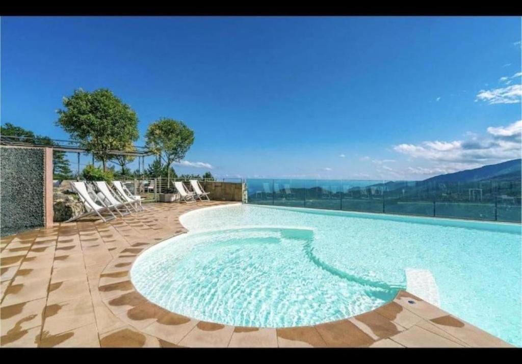Bazén v ubytování Apartment Magliolo Liguria, Swimming pool - SPA - View nebo v jeho okolí