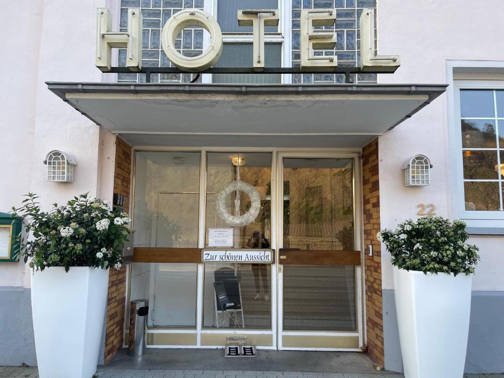 Hotel "Zur schönen Aussicht" في كوشيم: باب أمام متجر عليه لافتة