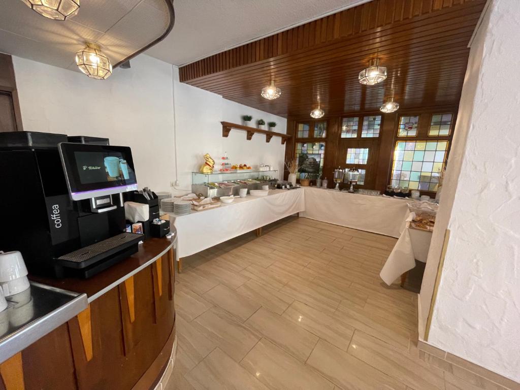 TV a/nebo společenská místnost v ubytování Hotel "Zur schönen Aussicht"