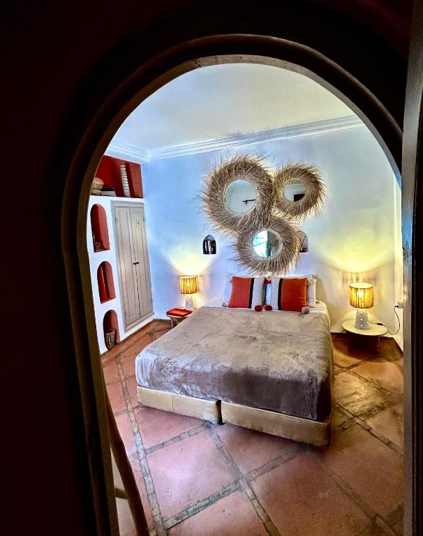 Postel nebo postele na pokoji v ubytování Riad Lauriers Blancs