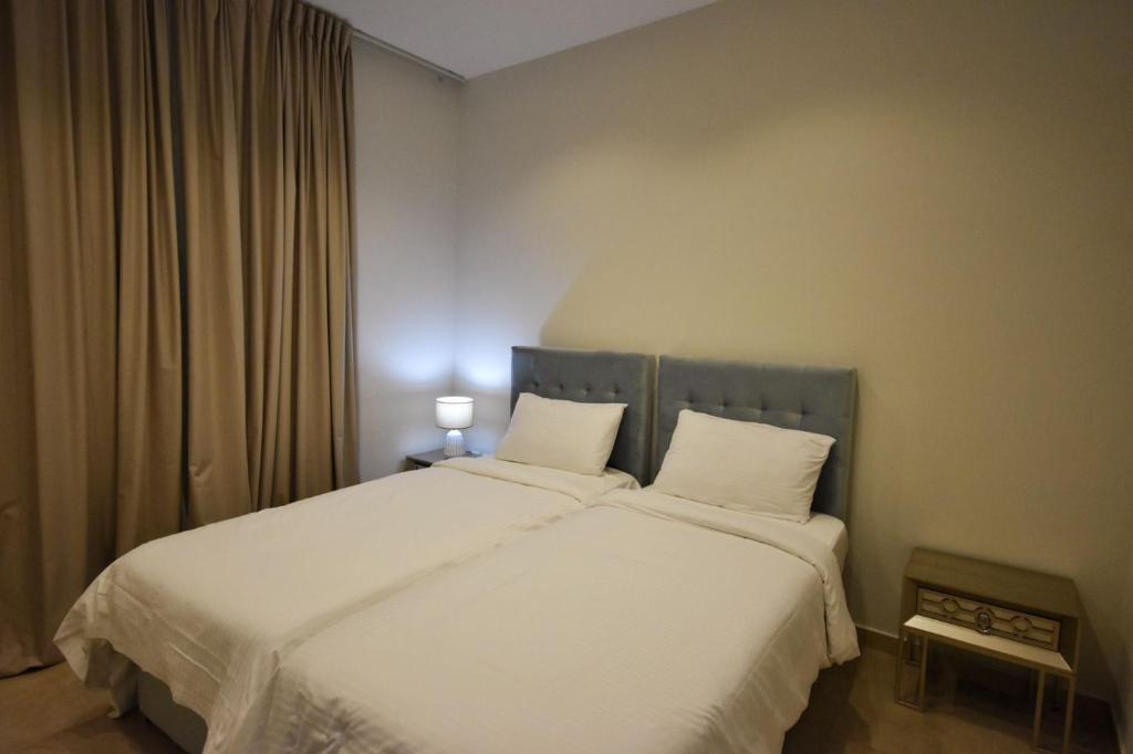 1 dormitorio con 1 cama con 2 almohadas blancas en Sophisticated Living 2BR Gem in Dubai Gate Tower 2 - 22AB08, en Dubái