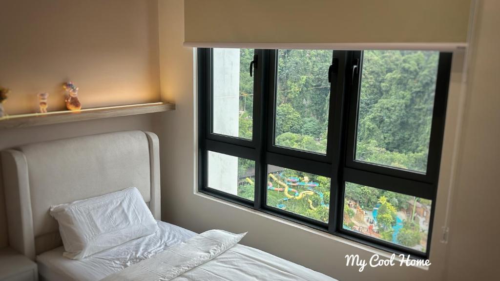 Postel nebo postele na pokoji v ubytování Sunway Onsen Suite Theme Park View Top Floor at Lost World
