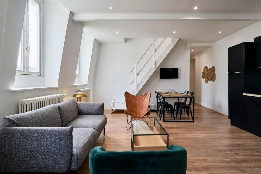 un salon avec un canapé et une table dans l'établissement Duplex 2 bedrooms 2 bath, à Lille