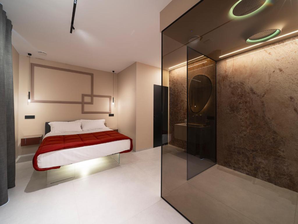 Postel nebo postele na pokoji v ubytování THE CAVE Suites SPA