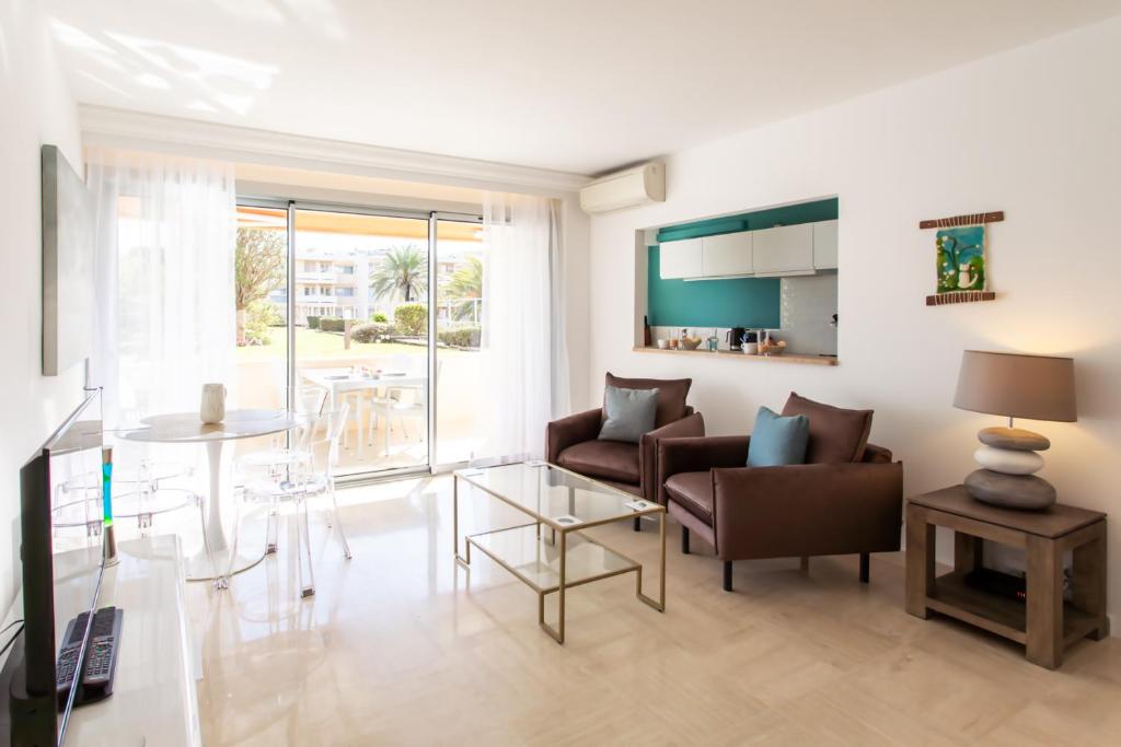 un salon avec un canapé et une table dans l'établissement C7 - 1 BDR Pointe Croisette 5min Sea - Parking, AC & Terrace, à Cannes
