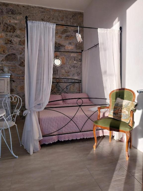 Część wypoczynkowa w obiekcie Monolocale con bagno, angolo cottura e letto matrimoniale a Baldacchino