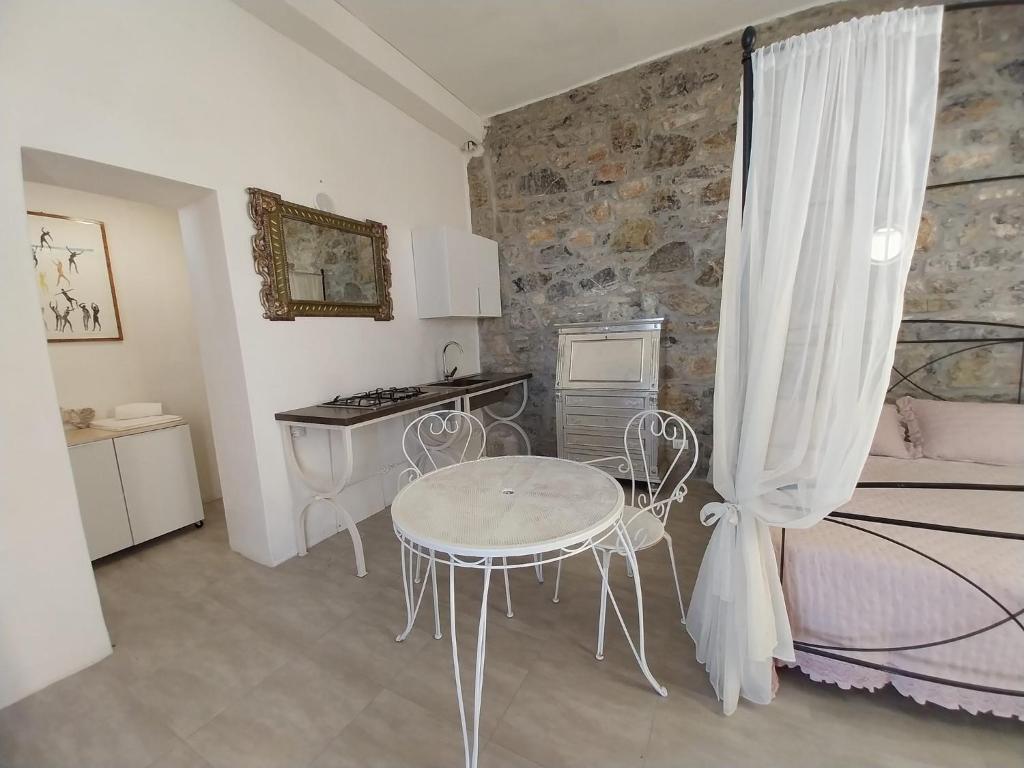 Część wypoczynkowa w obiekcie Monolocale con bagno, angolo cottura e letto matrimoniale a Baldacchino