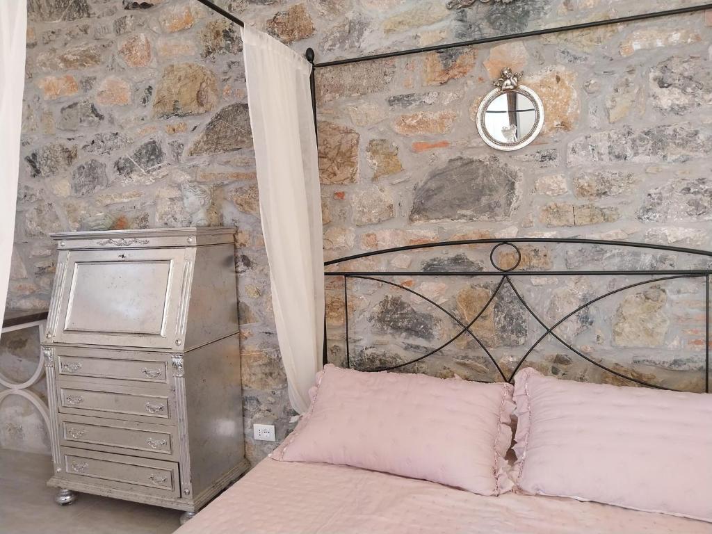 Łóżko lub łóżka w pokoju w obiekcie Monolocale con bagno, angolo cottura e letto matrimoniale a Baldacchino
