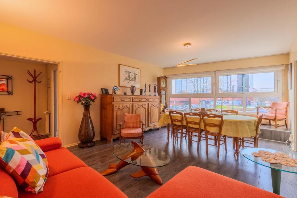 un salon avec une table et une salle à manger dans l'établissement 2 BR apartment with parking, 5 minutes from Lille, à Marcq-en-Barœul