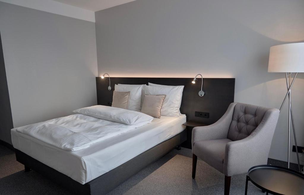 A bed or beds in a room at Lindgart Hotel Minden
