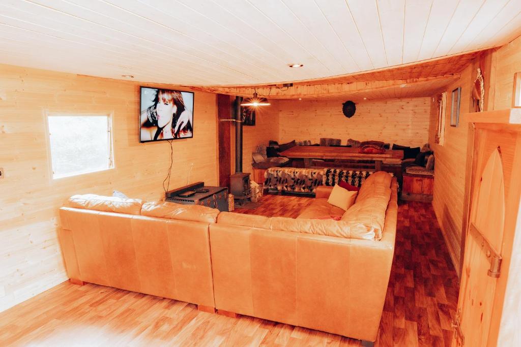 TV a/nebo společenská místnost v ubytování Hideout Manor - Jekyll & Hideout