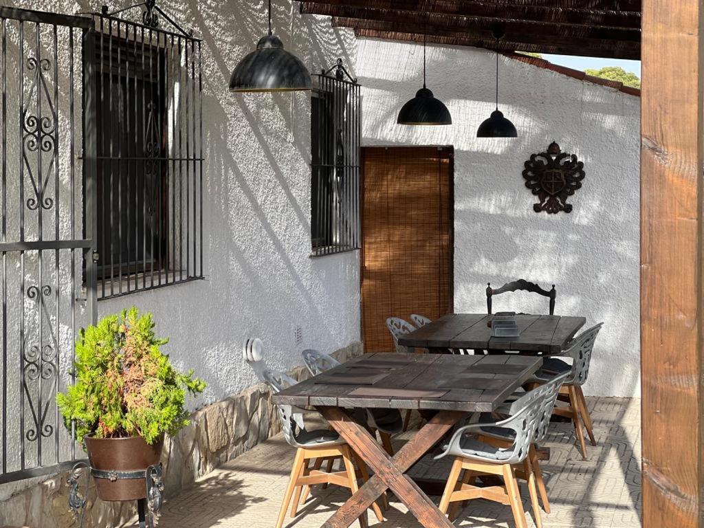 Une table et des chaises en bois sont disponibles sur la terrasse. dans l'établissement Chalet privado, à San Juan de Alicante