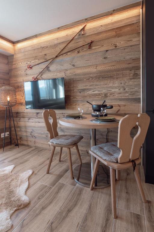 Télévision ou salle de divertissement dans l'établissement Charmant studio avec une vue imprenable