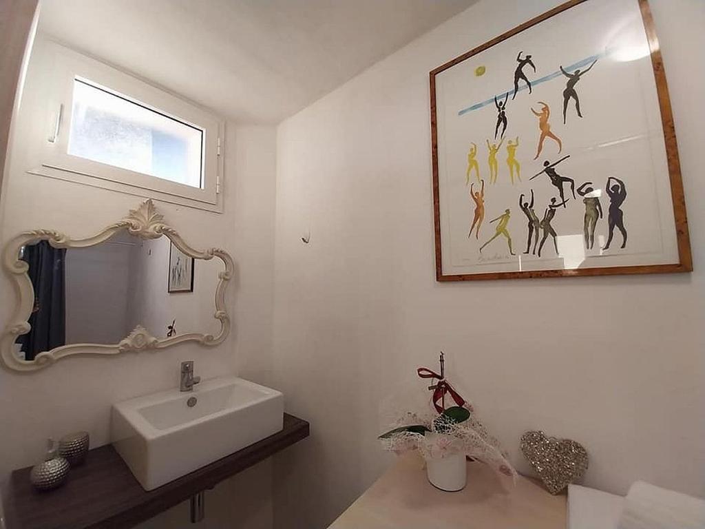 Łazienka w obiekcie Monolocale con bagno, angolo cottura e letto matrimoniale a Baldacchino
