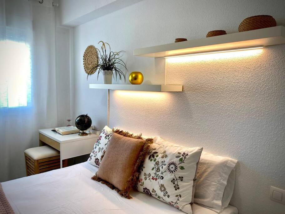 1 dormitorio con 1 cama con luz sobre ella en MyChoice Pitiusa by Bossh! Apartments, en Rota