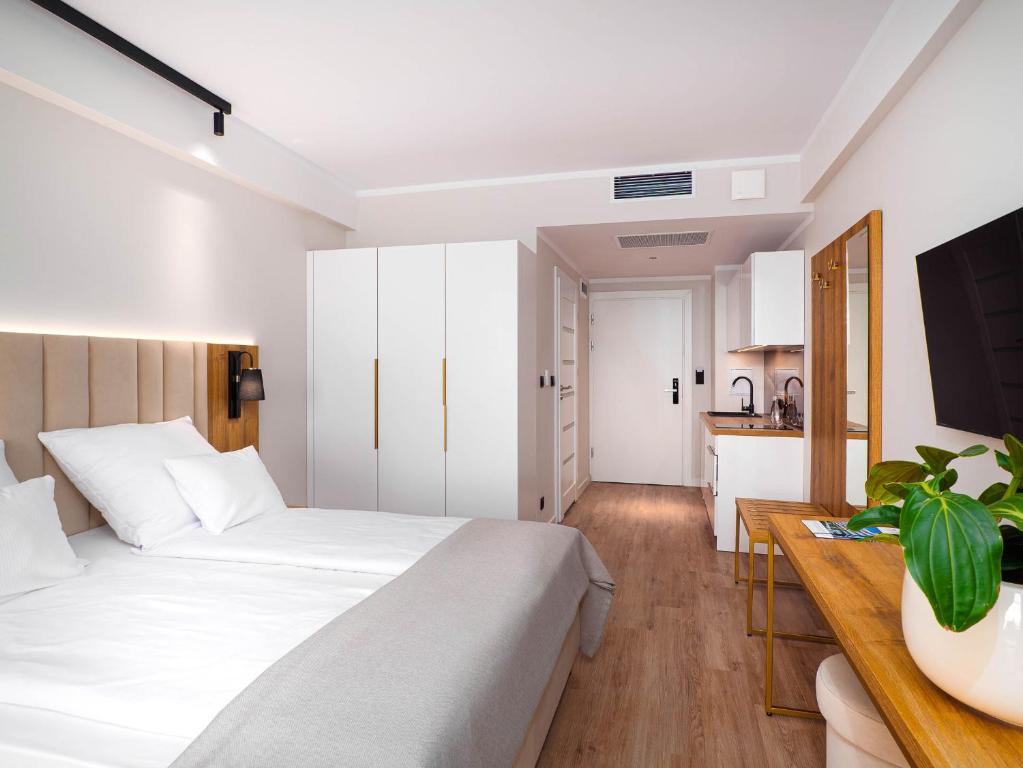 Postel nebo postele na pokoji v ubytování Resort Król Plaza Spa & Wellness