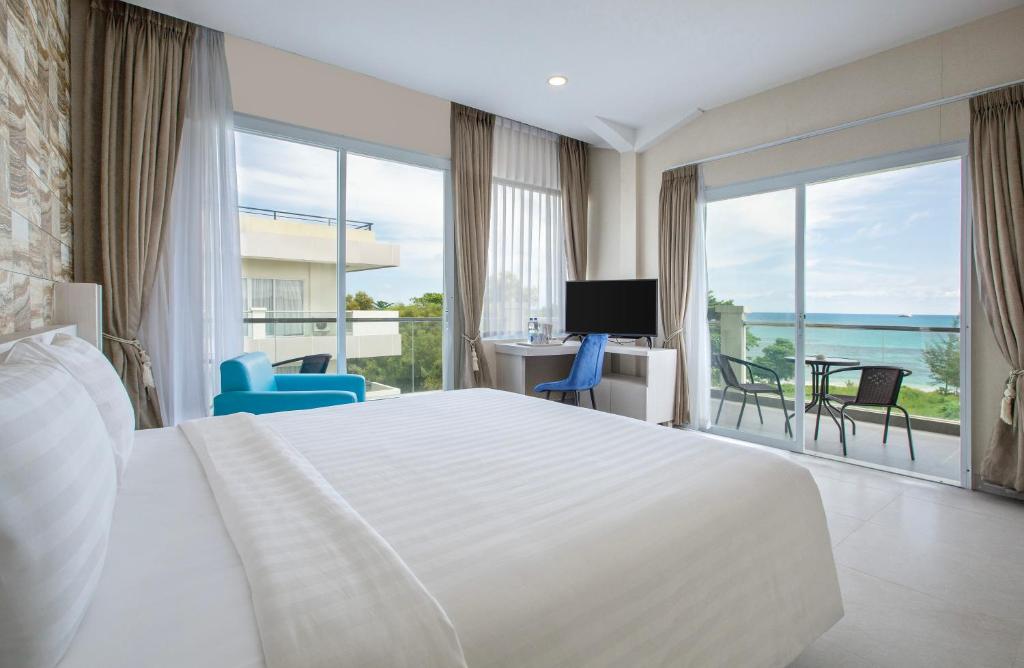 TV a/nebo společenská místnost v ubytování Dafam Resort Belitung
