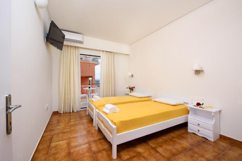 Postel nebo postele na pokoji v ubytování Filoxenia Kirki Apartments
