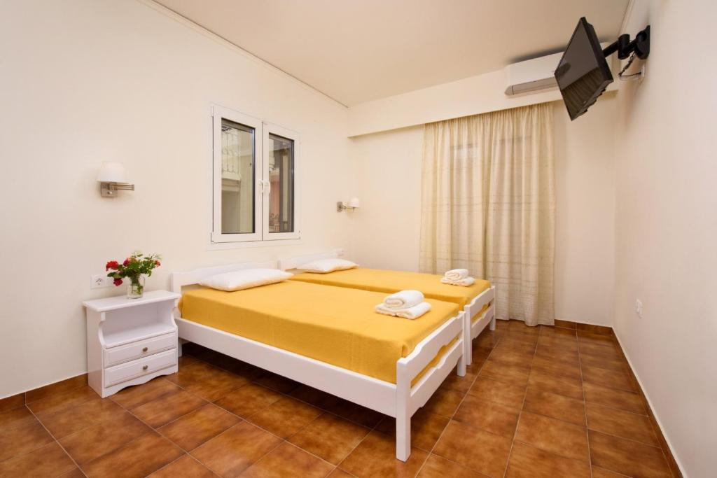 Postel nebo postele na pokoji v ubytování Filoxenia Kirki Apartments