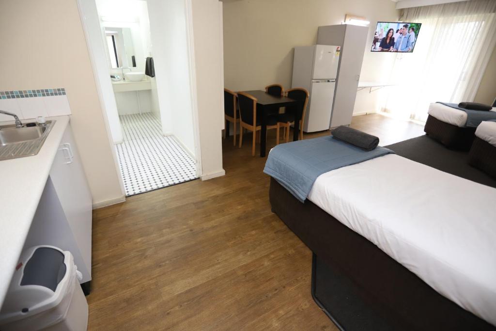 Sleepy Hill Motor Inn - Two-Bedroom Family Room-Non Pet Friendly