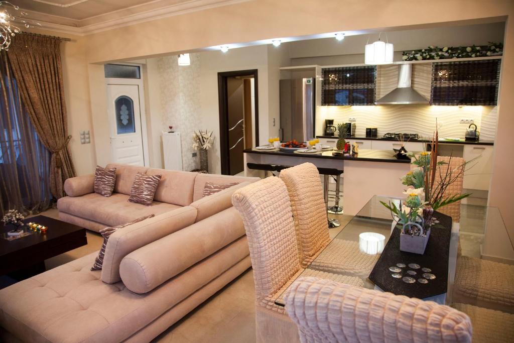 een woonkamer met een bank en een tafel bij Gerasimos Dream House - 7 Minutes from the Airport in Lakíthra