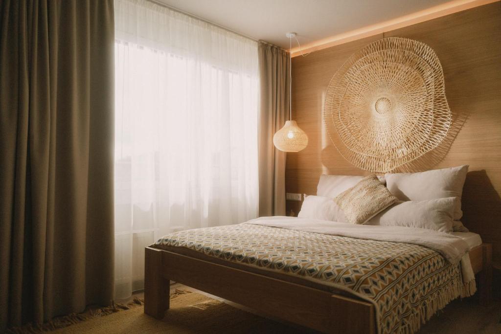 レラハにある2Places Soulのベッドルーム1室(ベッド1台、大きな窓付)