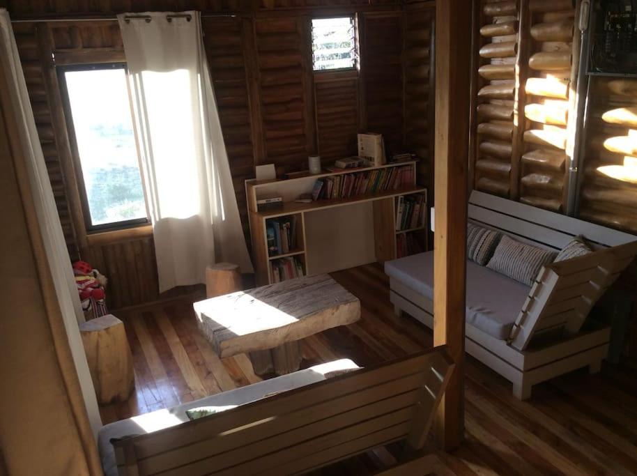un soggiorno con divano e tavolo di Maison autonome en bois, à Brasilito a Brasilito