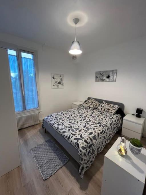 une chambre avec un lit, une table et des fenêtres dans l'établissement Maison indépendante Chambly 3 chambres, à Chambly