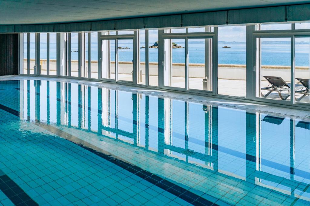 Bazén v ubytování Hôtel Valdys Thalasso & Spa - la Baie nebo v jeho okolí