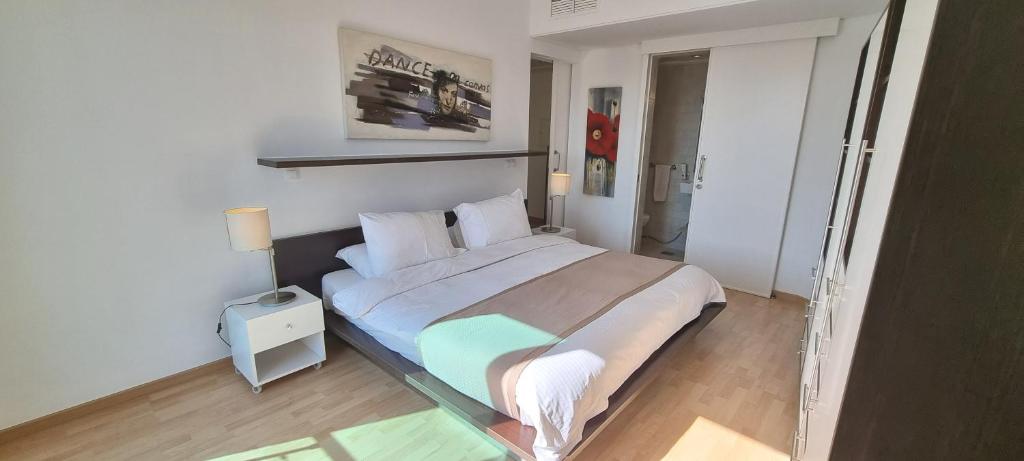 Postel nebo postele na pokoji v ubytování Sky Suites