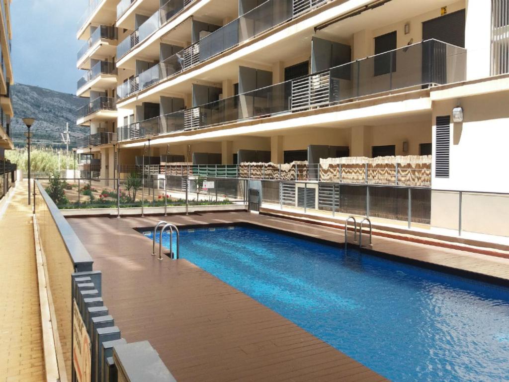 una piscina frente a un edificio en Apartamentos Terrazas al Mar 3000, en Oropesa del Mar