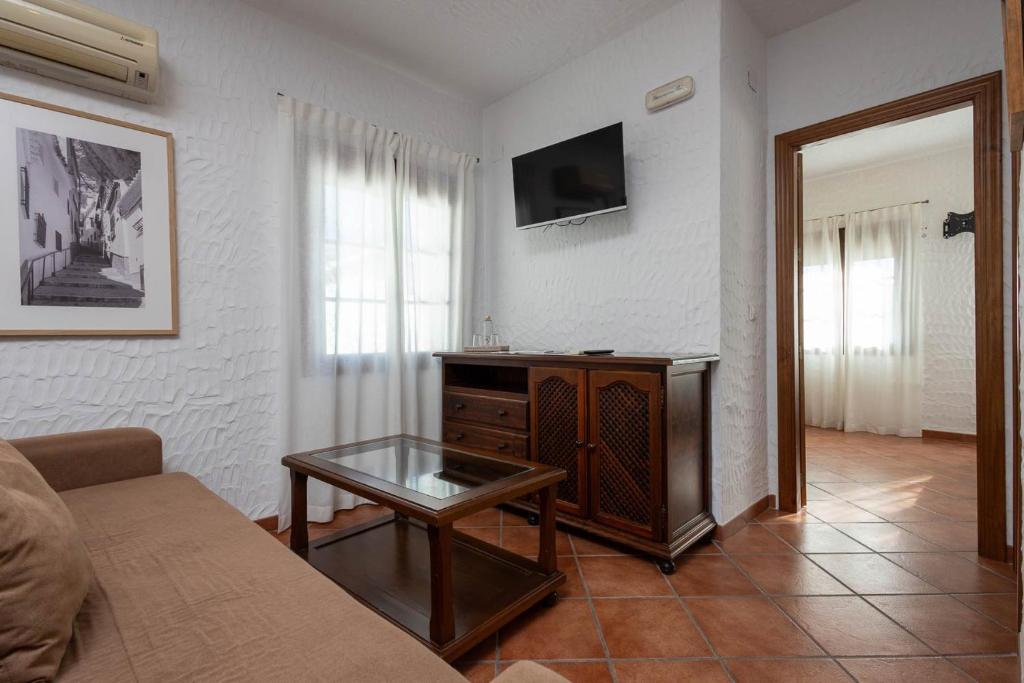 A television and/or entertainment centre at Tugasa Hotel y Apartamentos rurales La Posada