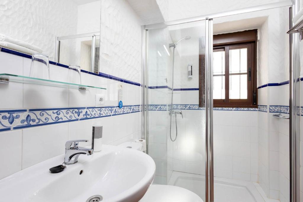A bathroom at Tugasa Hotel y Apartamentos rurales La Posada