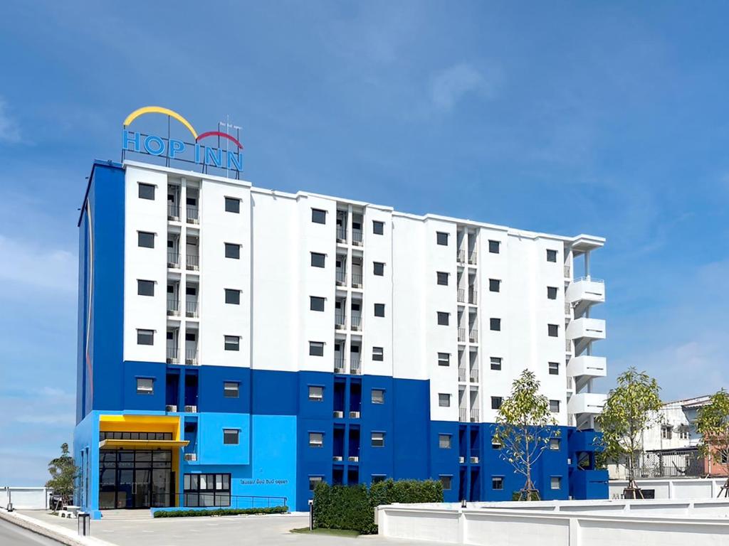 a hotel with a blue and white building at Hop Inn Ayutthaya in Phra Nakhon Si Ayutthaya