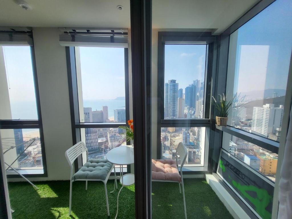Balkón nebo terasa v ubytování ELBON the stay Haeundae beach ocean view