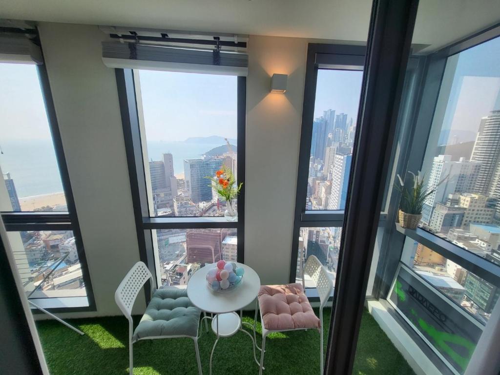 Nespecifikovaný výhled na destinaci Pusan nebo výhled na město při pohledu z aparthotelu